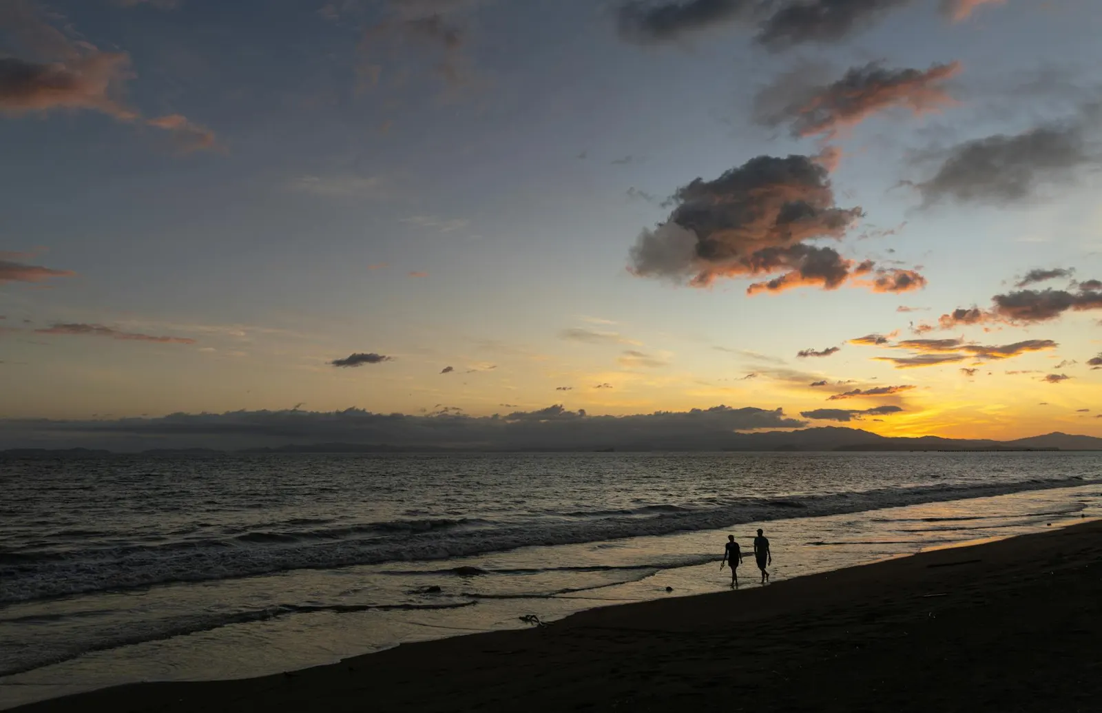 Atardecer en una playa de la Costa del Sol
